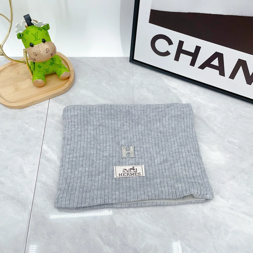 Hermes Wool Ribbed Hat Scarf and Gloves Set in Grey · view 3