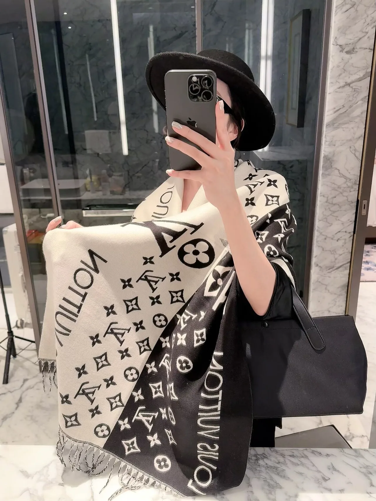 Louis Vuitton Reversible monogram fringed scarf in Pink & White · view 6