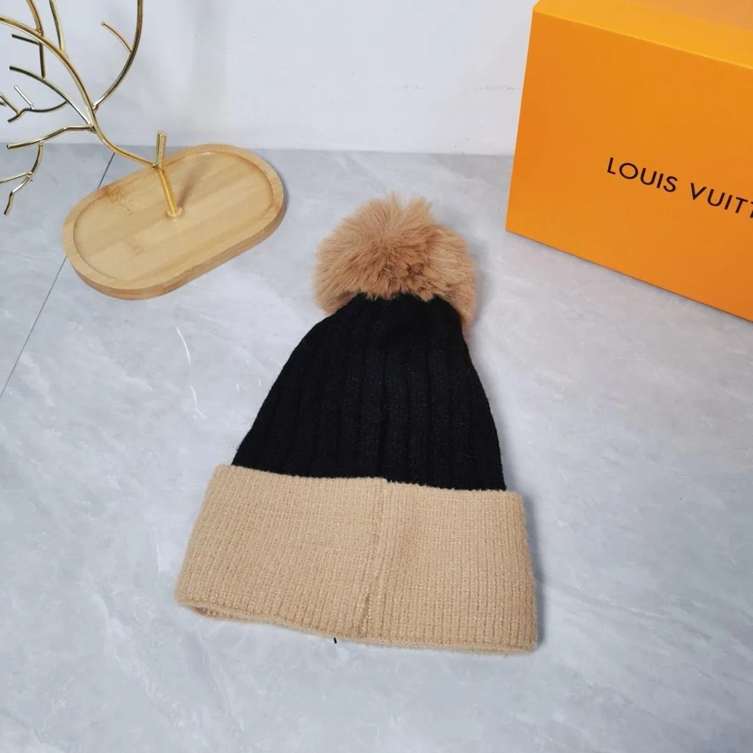 Louis Vuitton Beanie in Black · view 7