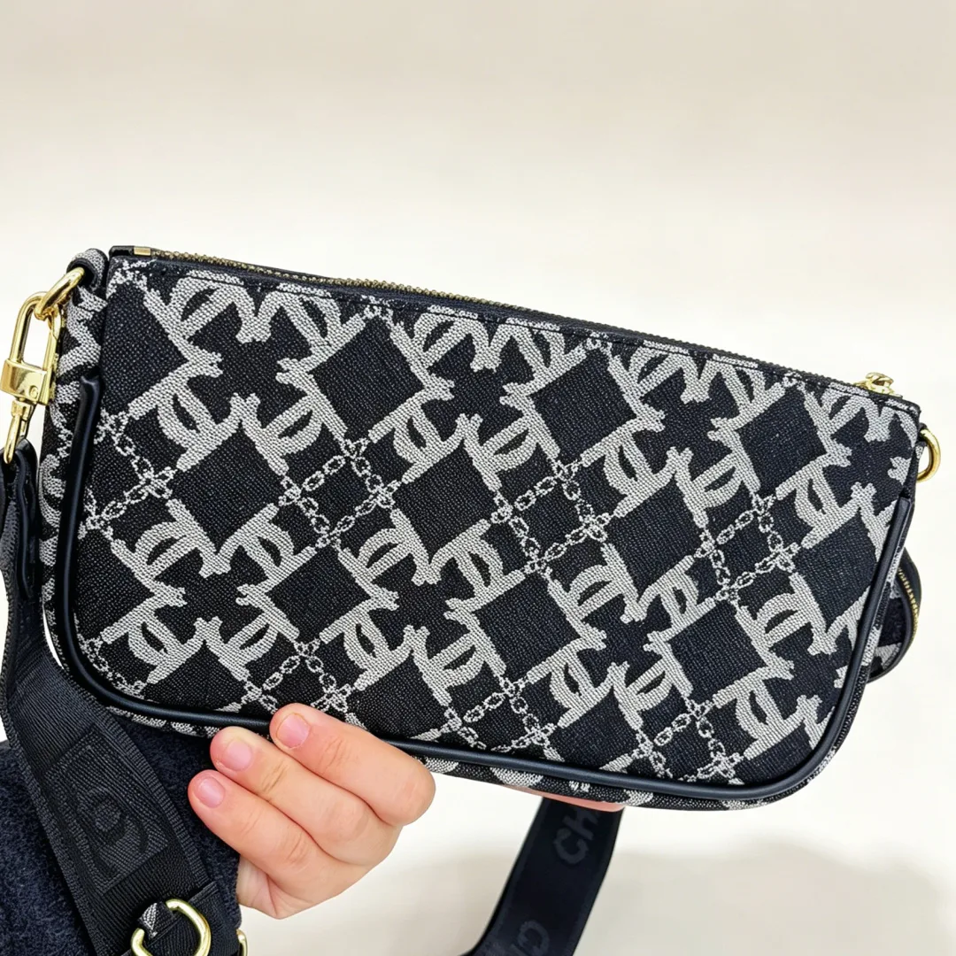 Chanel Crossbody Bag in Black · view 3