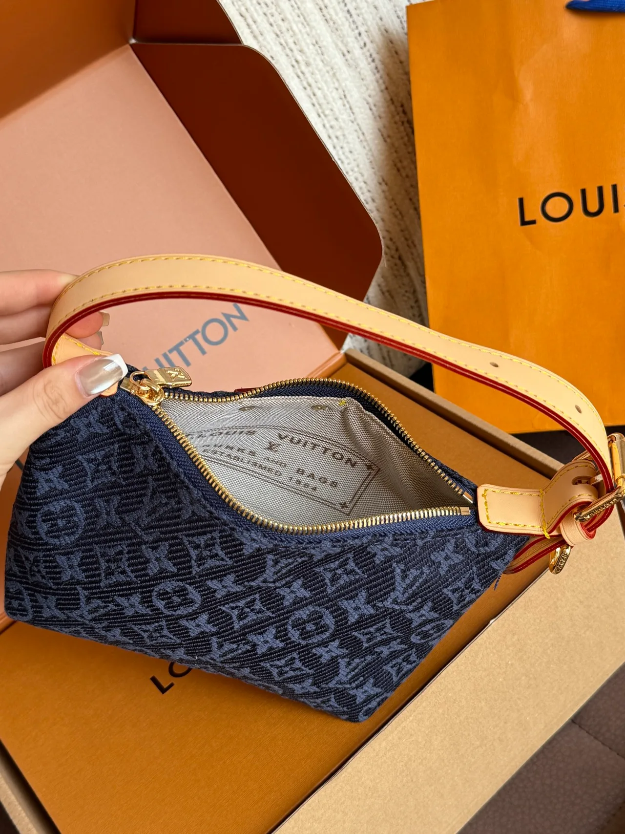 Louis Vuitton Hobo Bag in Blue · view 7
