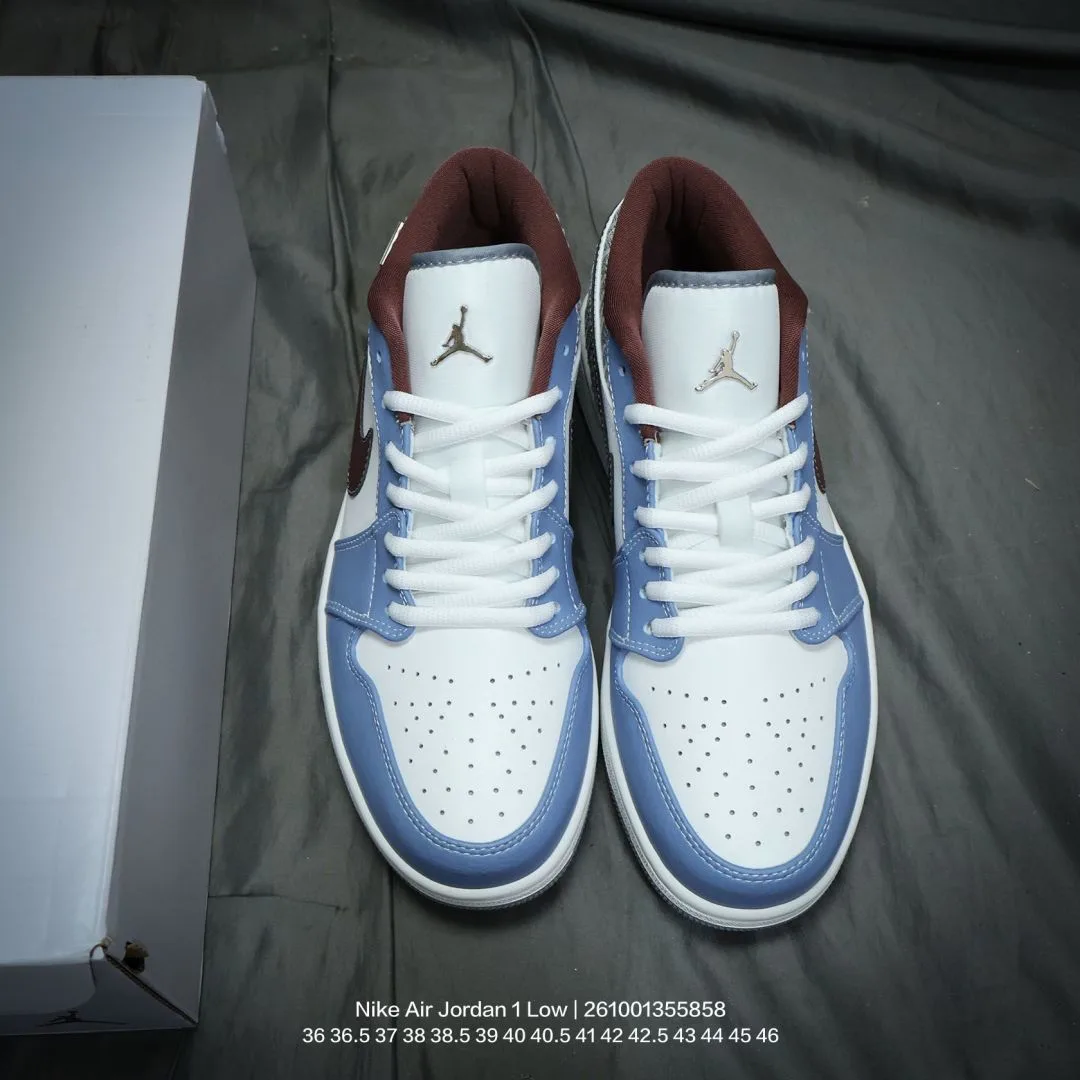Nike Low-Top Sneakers in Blue · view 1