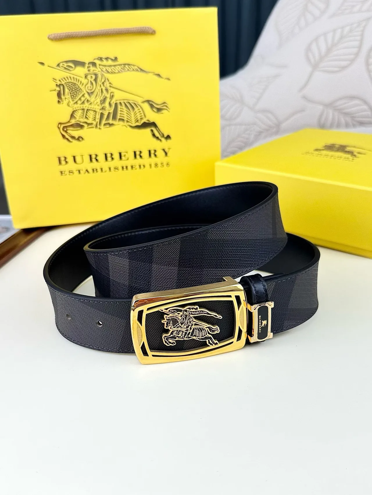 Burberry Rectangular buckle belt in Black · view 5