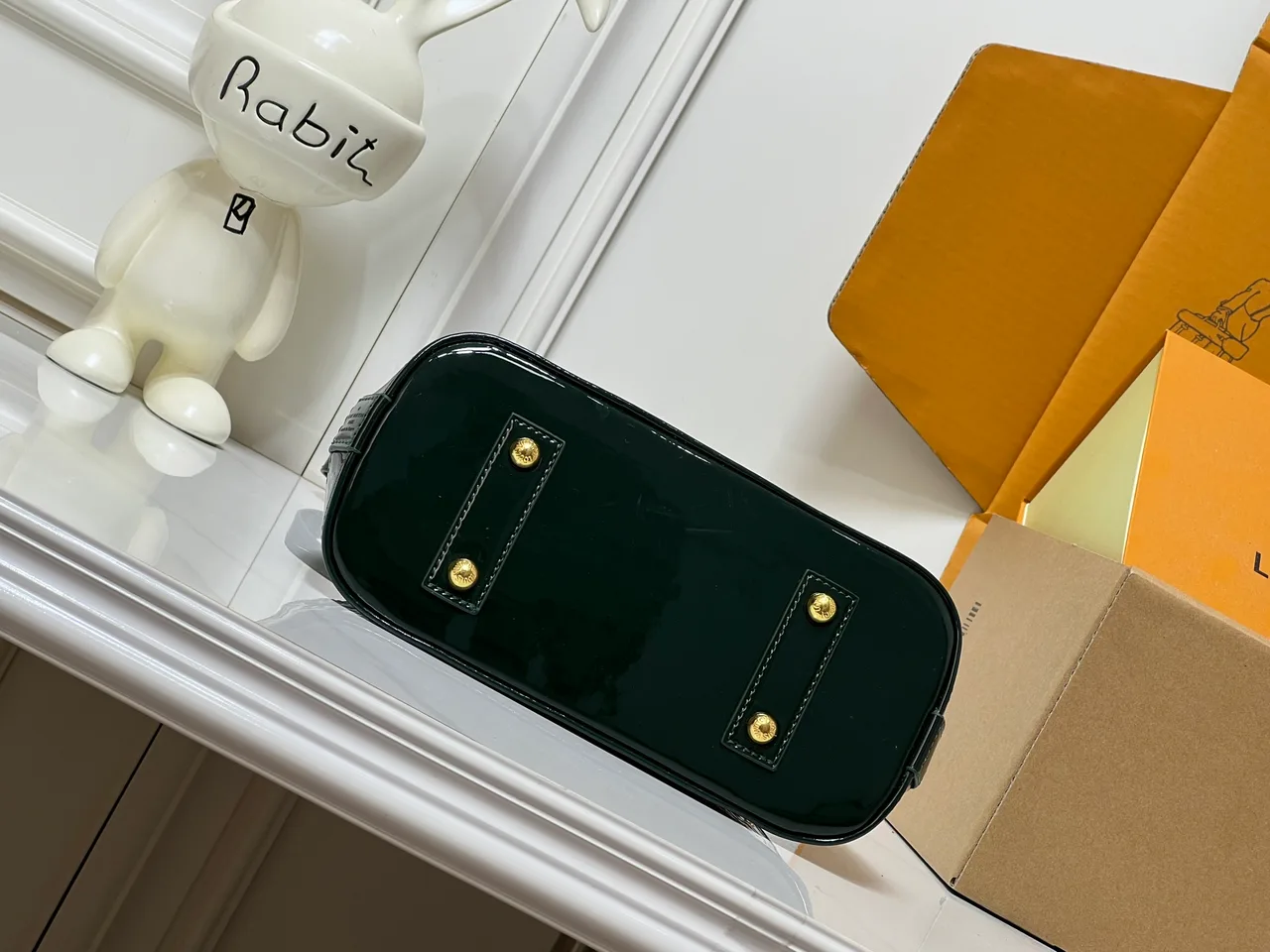 Louis Vuitton Leather Glossy Handbag in Green · view 7