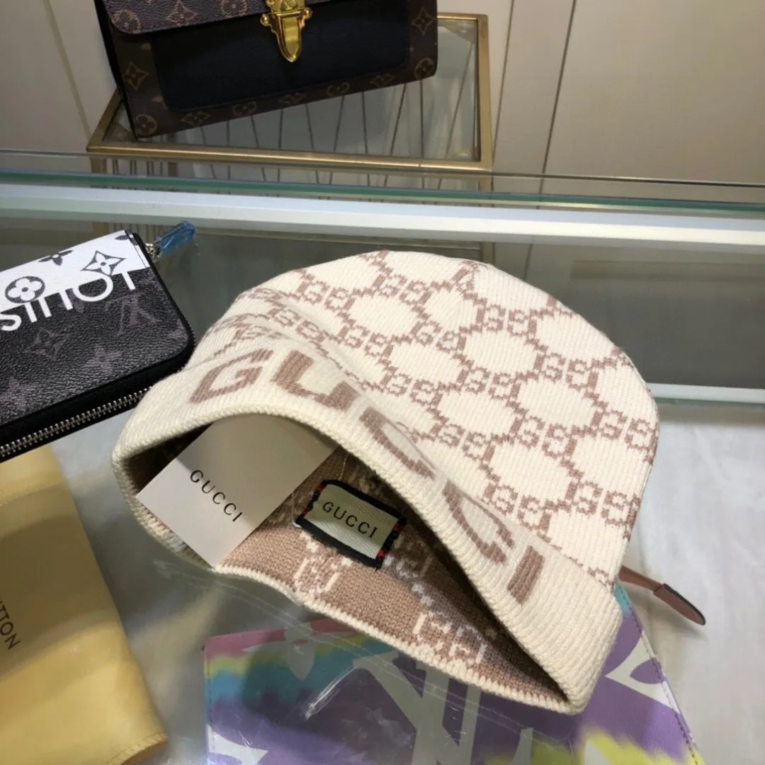 Gucci Beanie in Grey & Beige · view 8