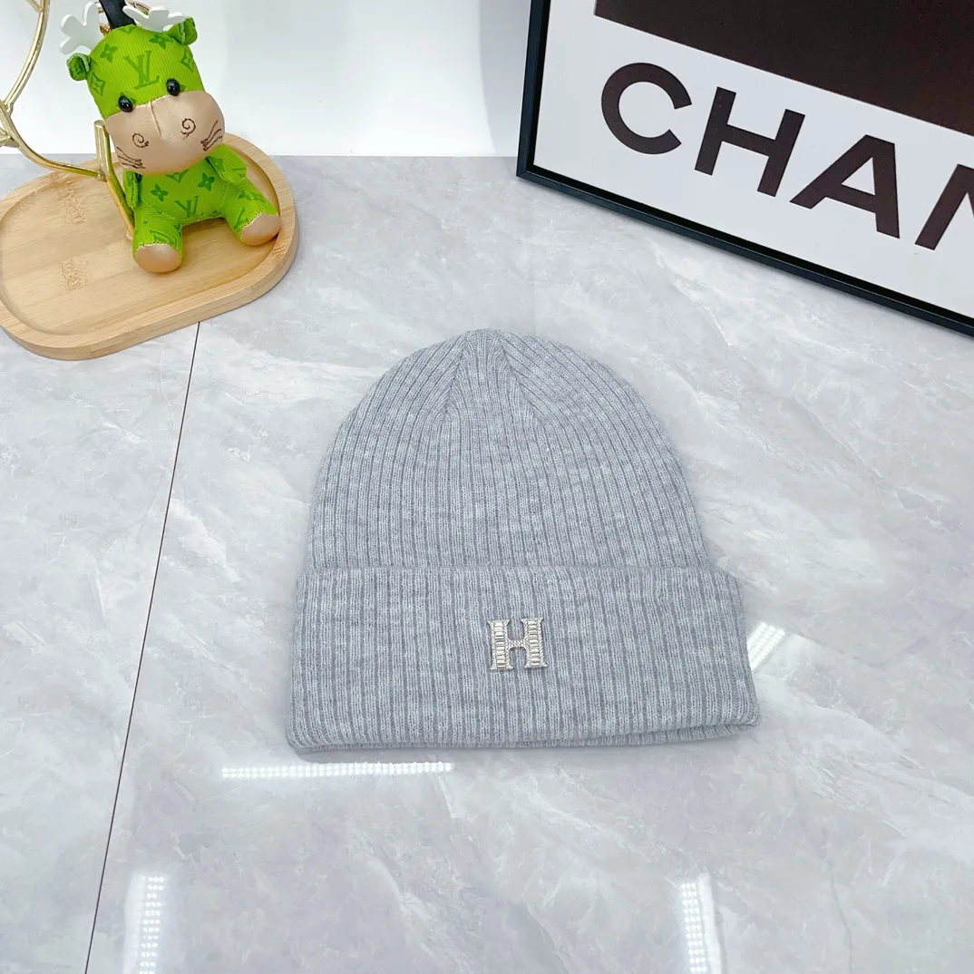 Hermes Wool Ribbed Hat Scarf and Gloves Set in Grey · view 7