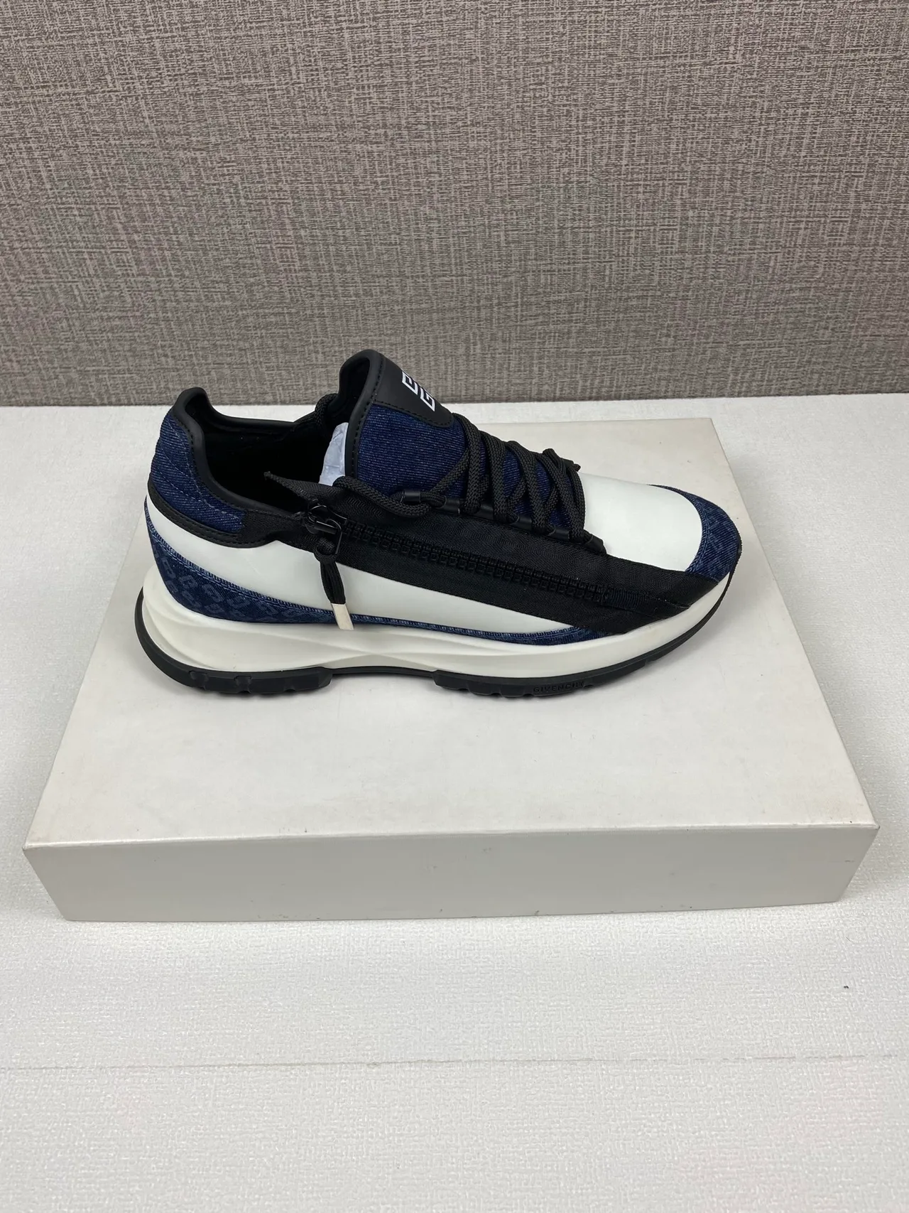 Givenchy Sneakers in White · view 7