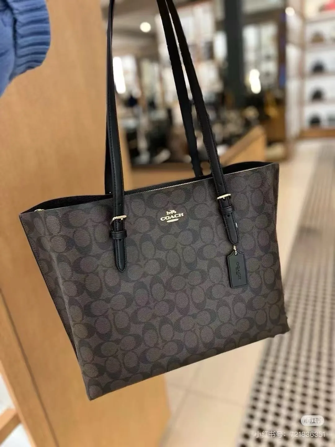 Coach Signature tote in Brown / Beige · view 3