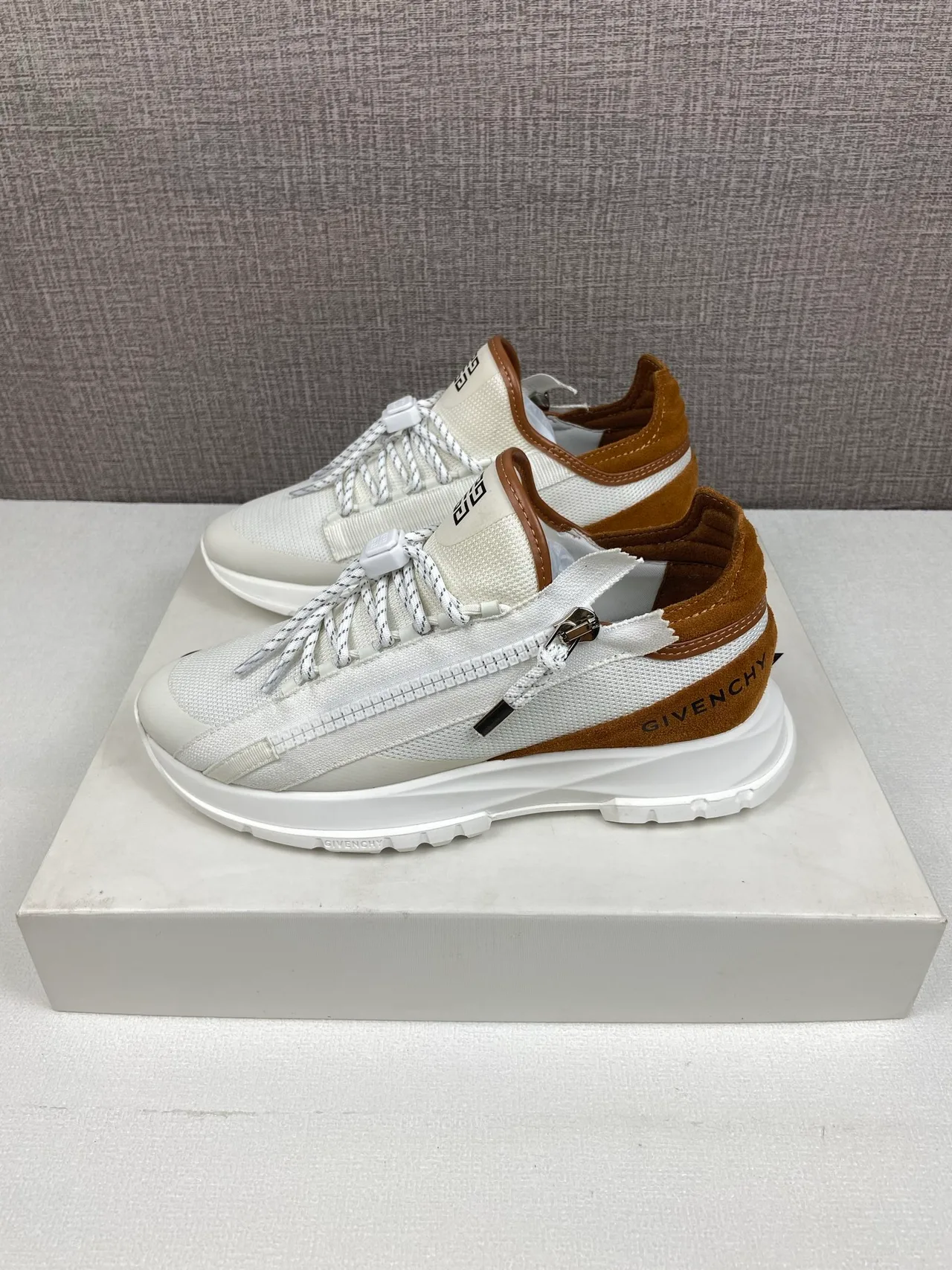Givenchy Sneakers in White · view 6