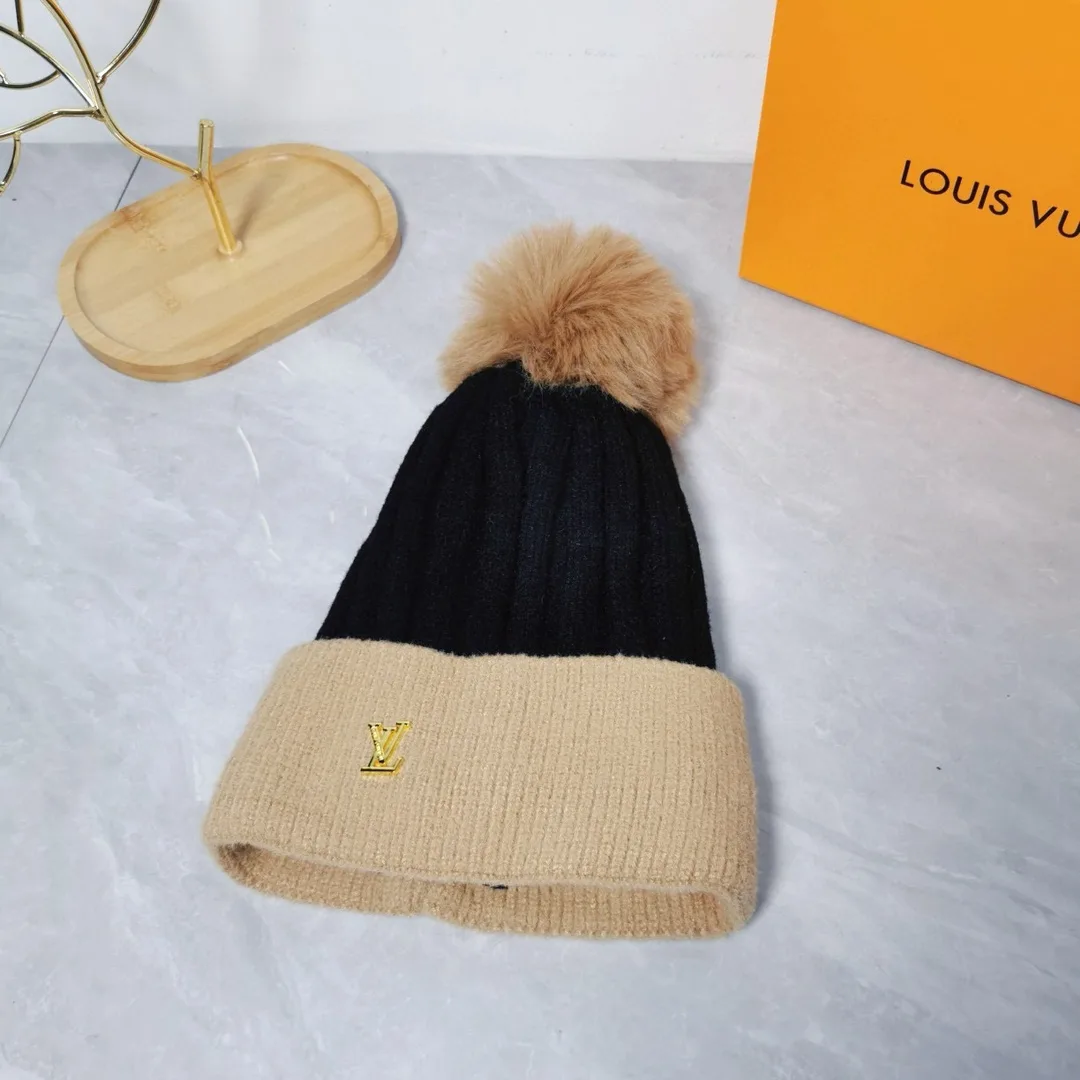 Louis Vuitton Beanie in Black · view 6