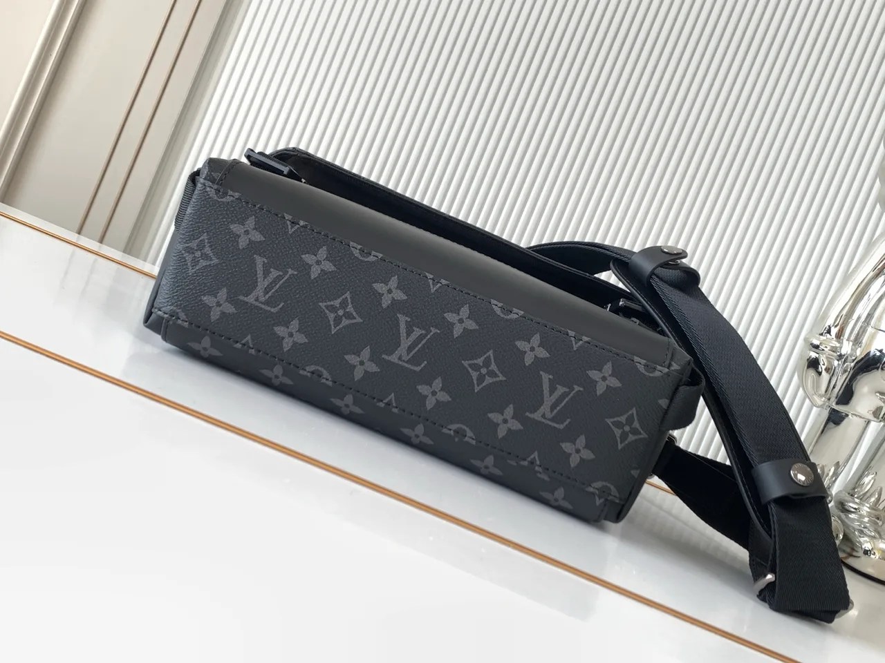 Louis Vuitton Canvas Monogram Handbag in Grey · view 4