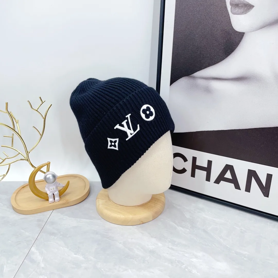 Louis Vuitton Beanie in Black · view 6