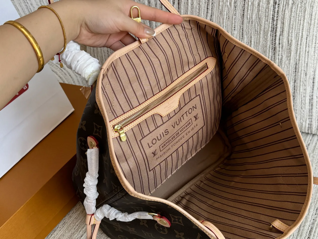 Louis Vuitton Neverfull Tote in Brown · view 8