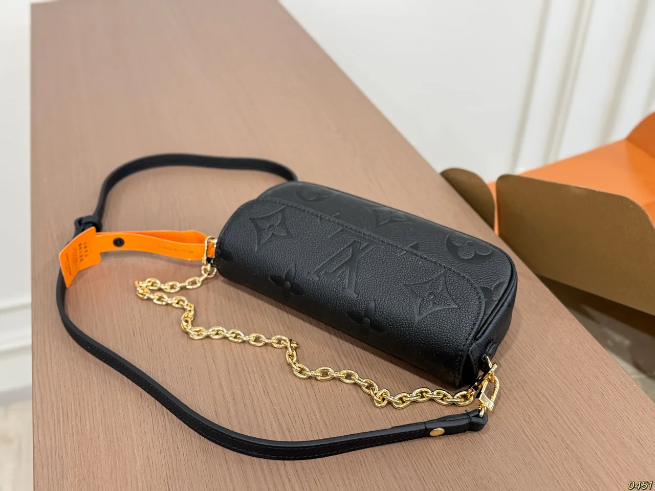 Louis Vuitton Chain Shoulder Pouch in Beige / Black · view 6
