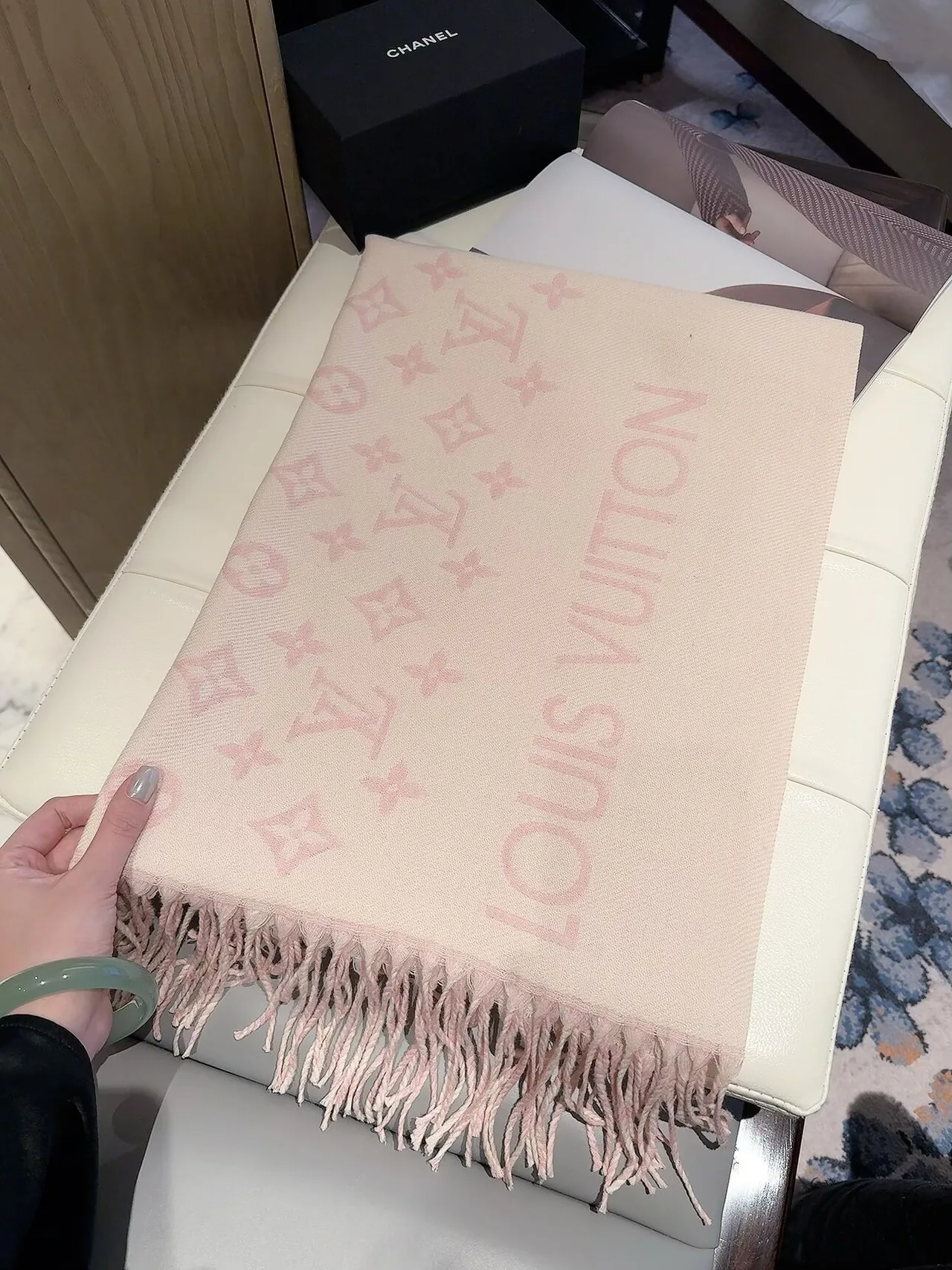 Louis Vuitton Reversible monogram fringed scarf in Pink & White · view 1