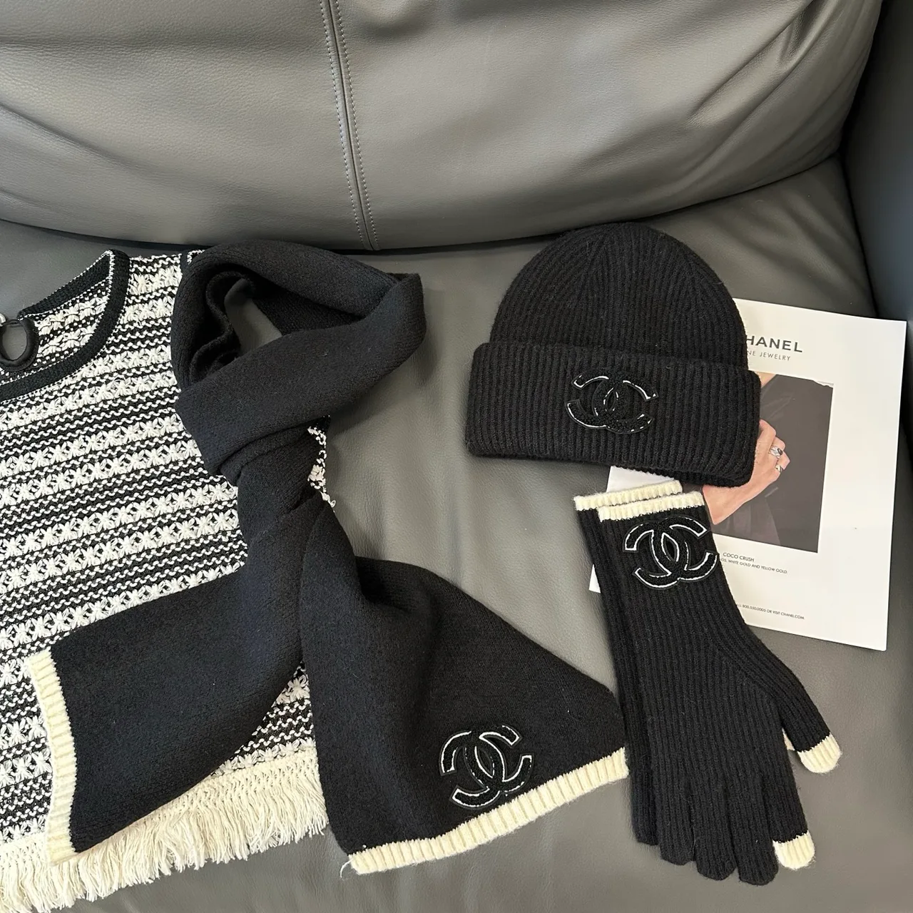 Chanel Hat scarf and gloves knit set in Black & Burgundy · view 1