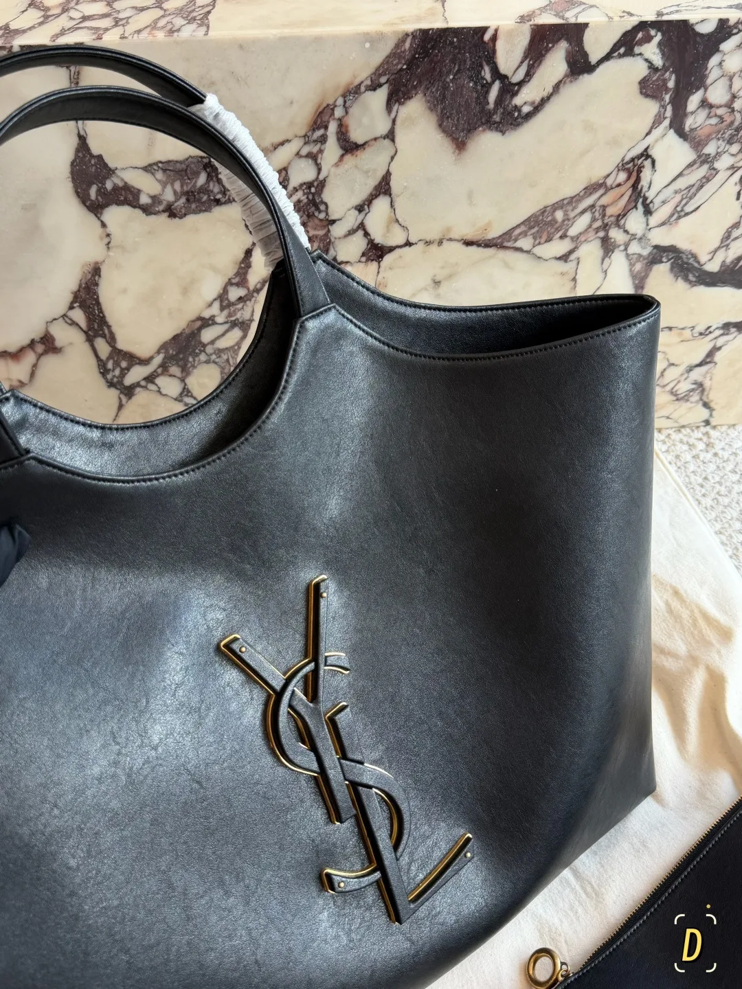 Saint Laurent Leather Glossy Le 5 a 7 tote with pictured pouch in Black · view 1