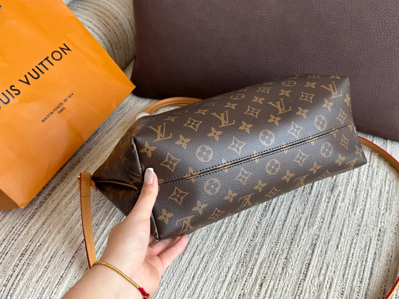 Louis Vuitton Monogram Tote in Brown · view 4