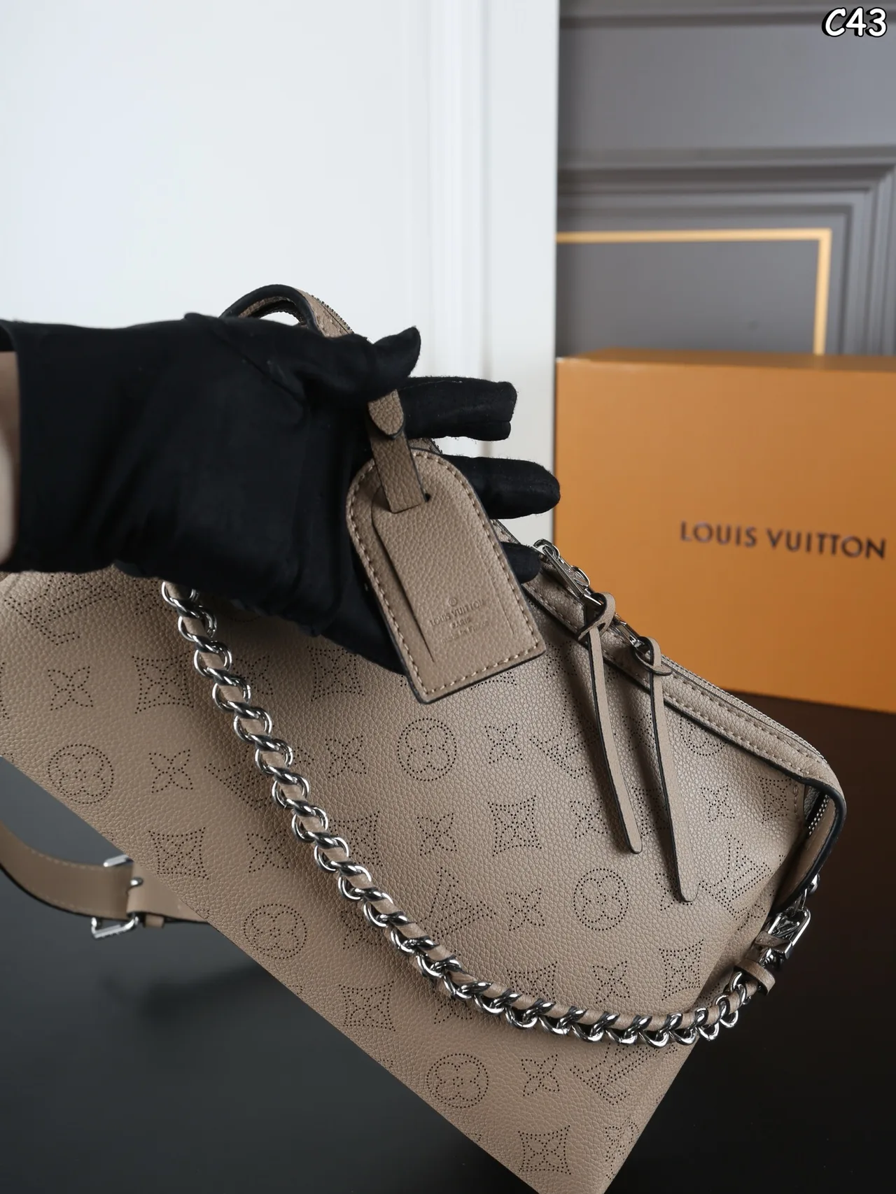 Louis Vuitton Shoulder Bag in Grey · view 7
