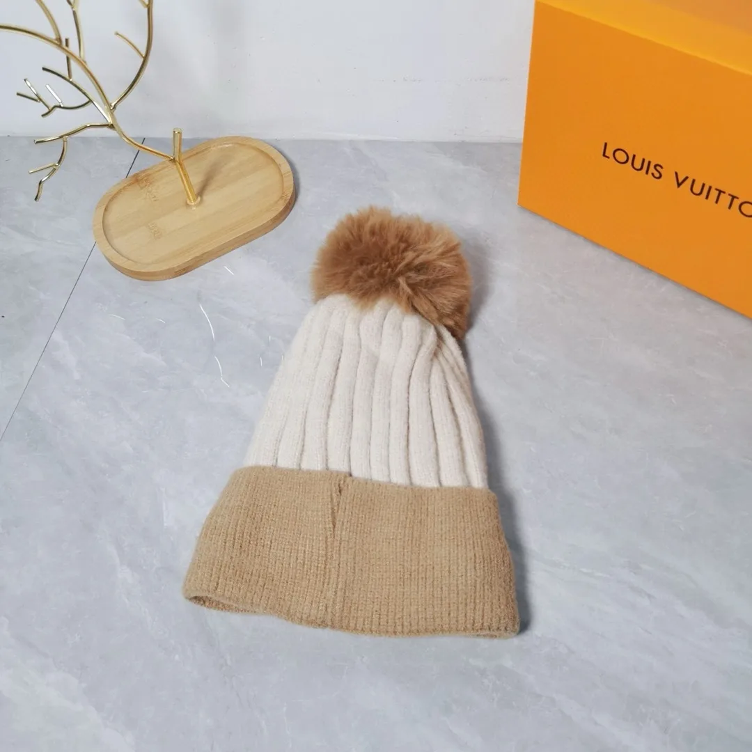 Louis Vuitton Beanie in White · view 4