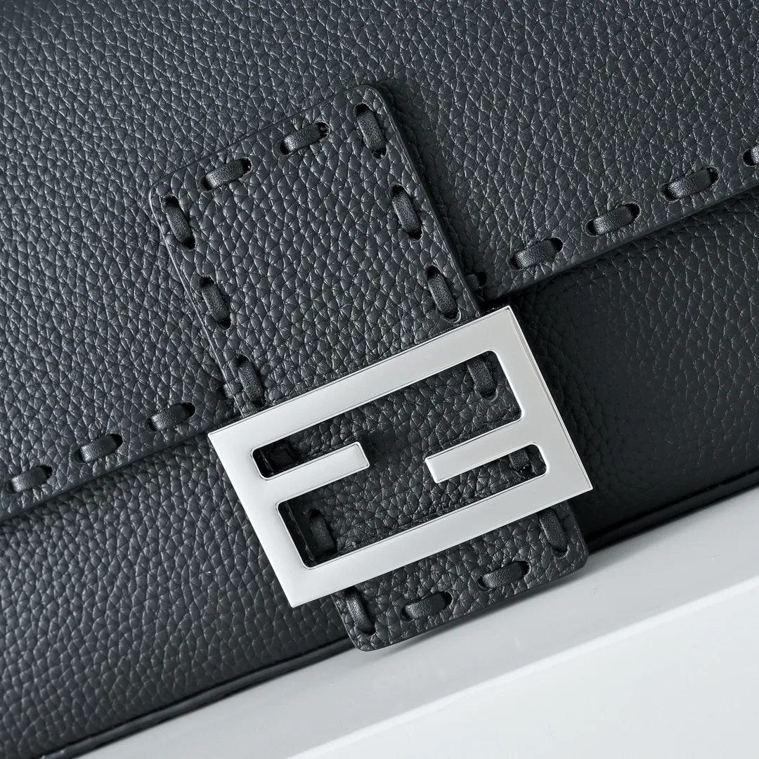 Fendi Baguette Shoulder Bag in Black · view 4