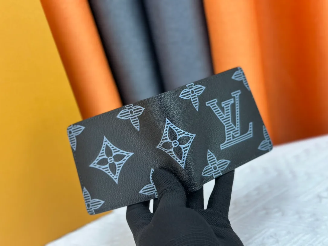Louis Vuitton Leather Smooth Wallet in Grey · view 3