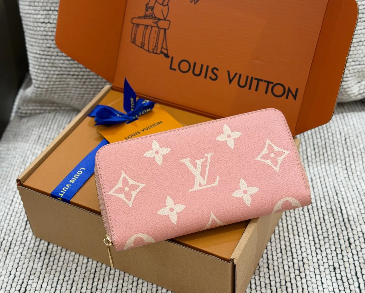 Louis Vuitton Monogram zip wallet in Cream & Pink & White · view 4