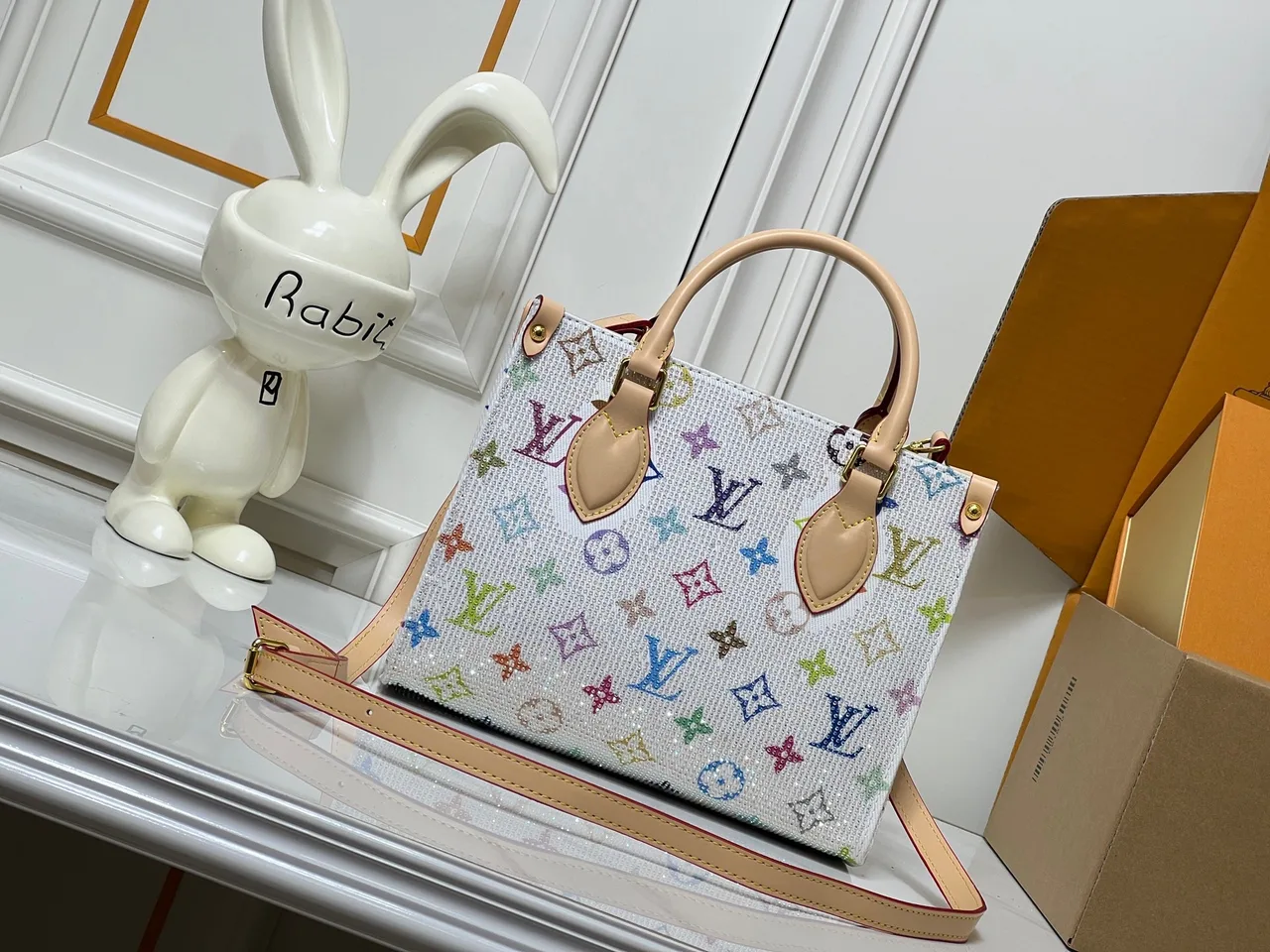 Louis Vuitton Leather OnTheGo Crossbody Bag in White · view 4