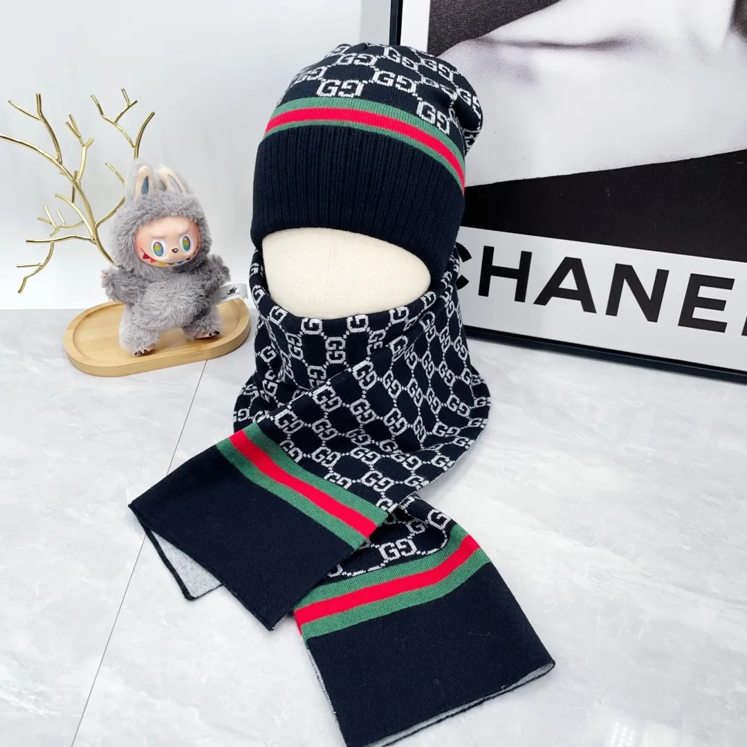 Gucci Cashmere Striped Hat and scarf knit set in Black · view 1