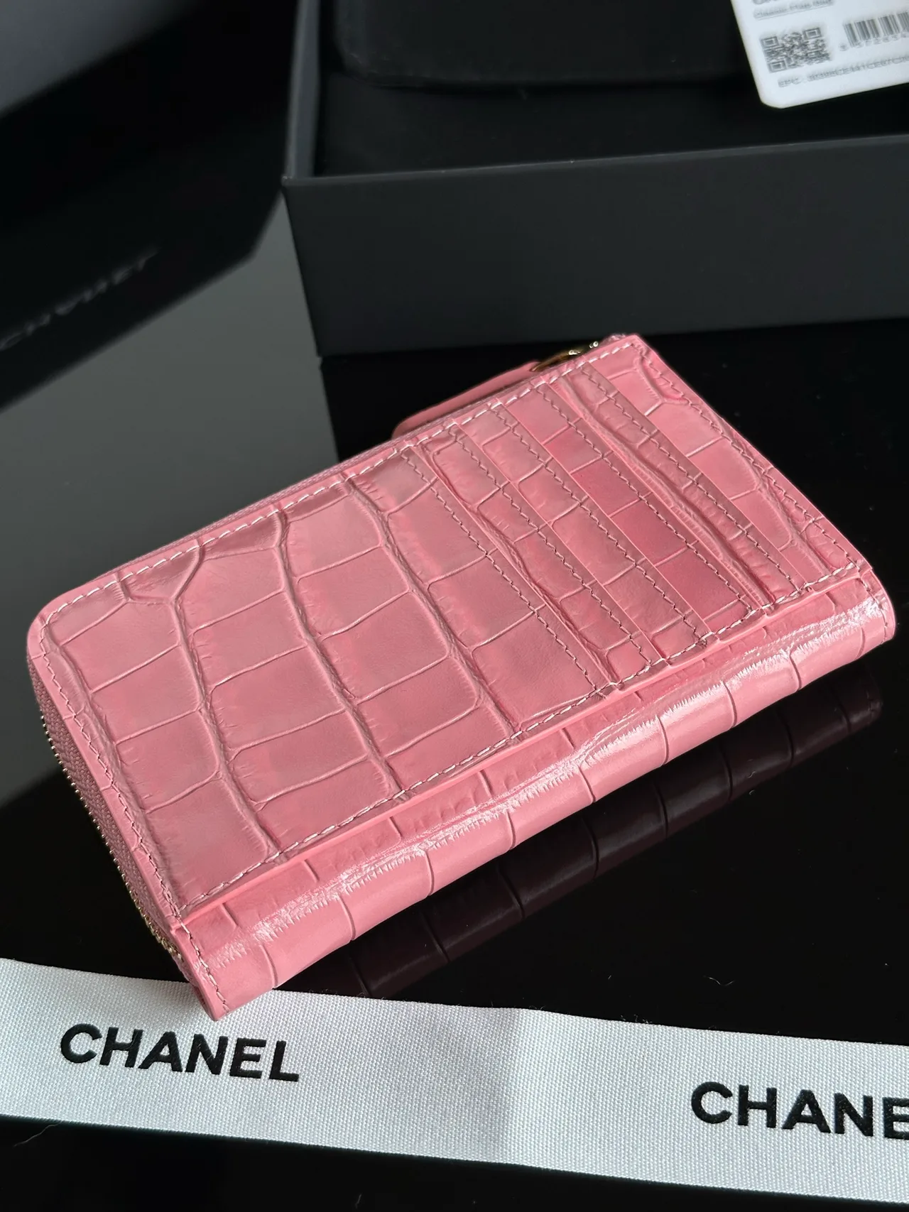 Chanel Glossy Wallet in Pink · view 6