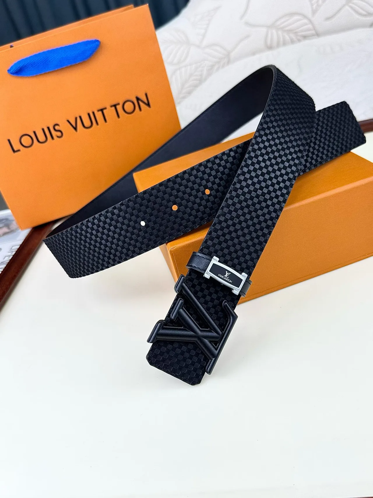 Louis Vuitton Textured LV buckle belt in Black · view 4