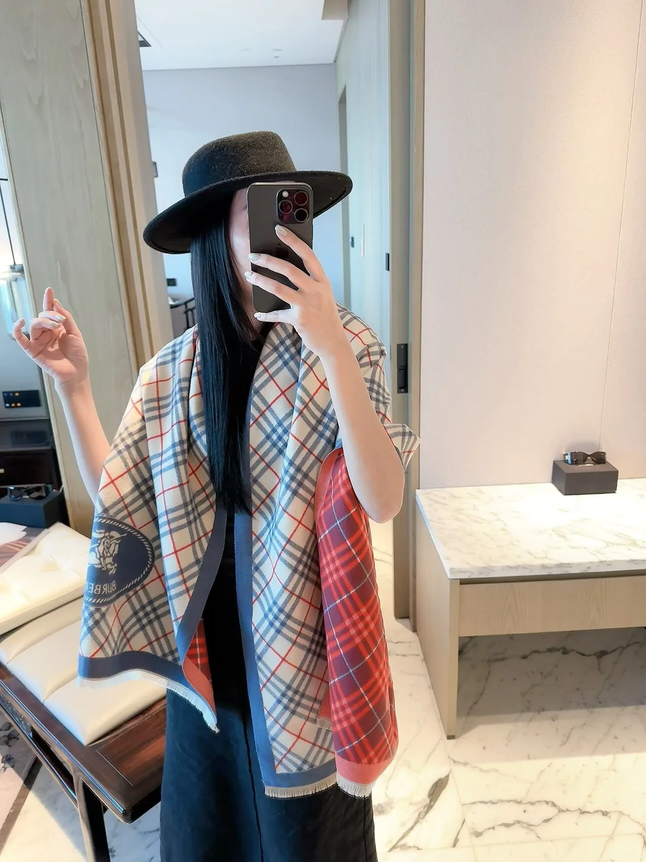 Burberry Reversible check scarf in Beige · view 4