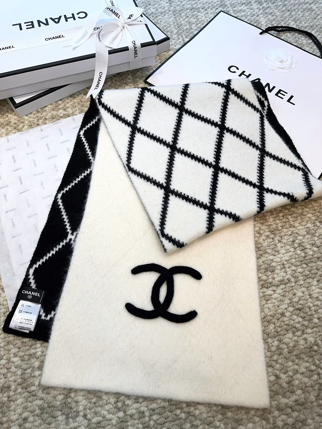 Chanel 54% Cashmere 31% Wool 15% Silk Scarf in White · view 1