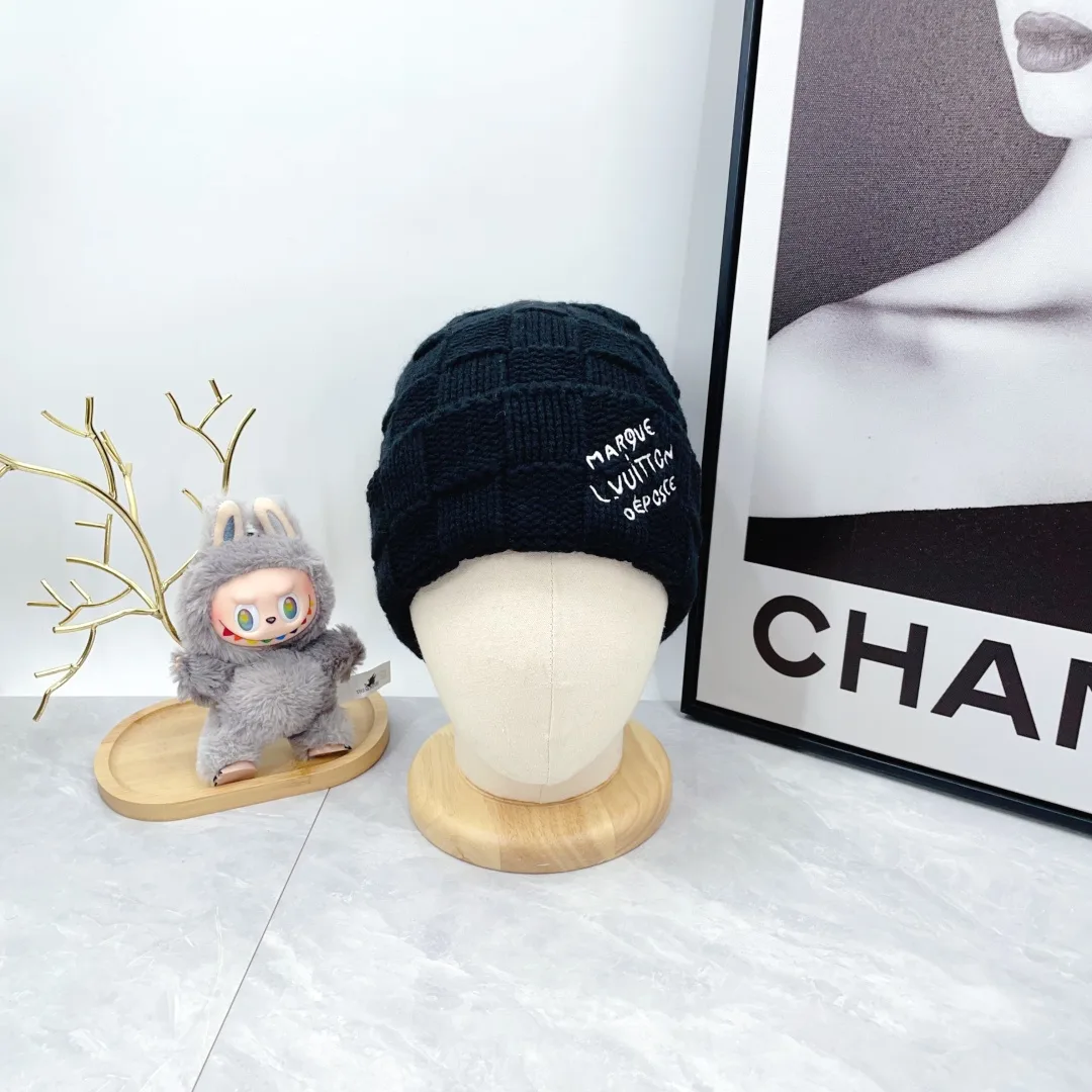Louis Vuitton Wool Cashmere Hat and Scarf Set in Black · view 4