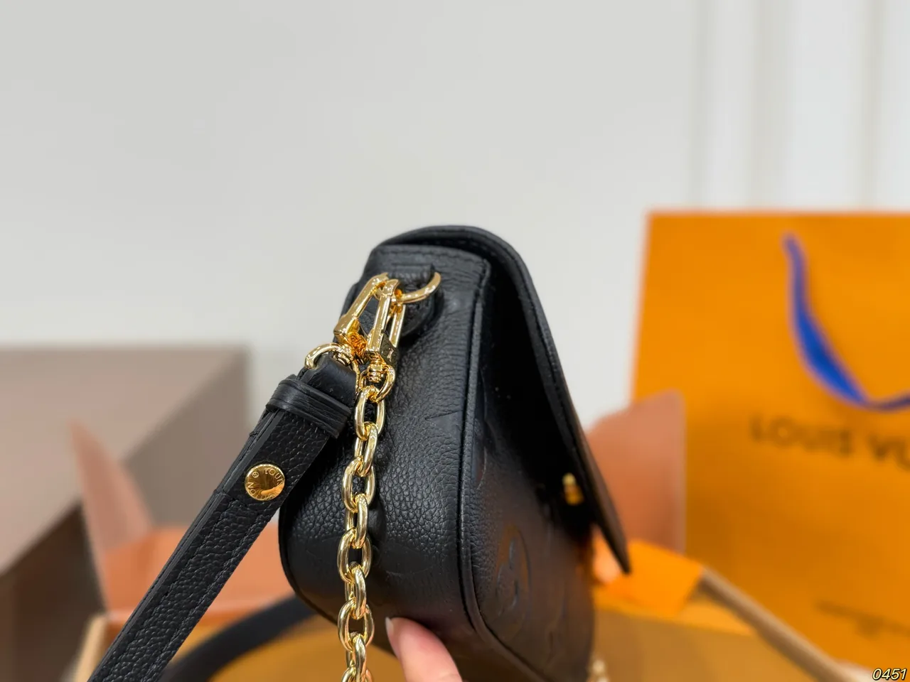 Louis Vuitton Chain Shoulder Pouch in Beige / Black · view 3
