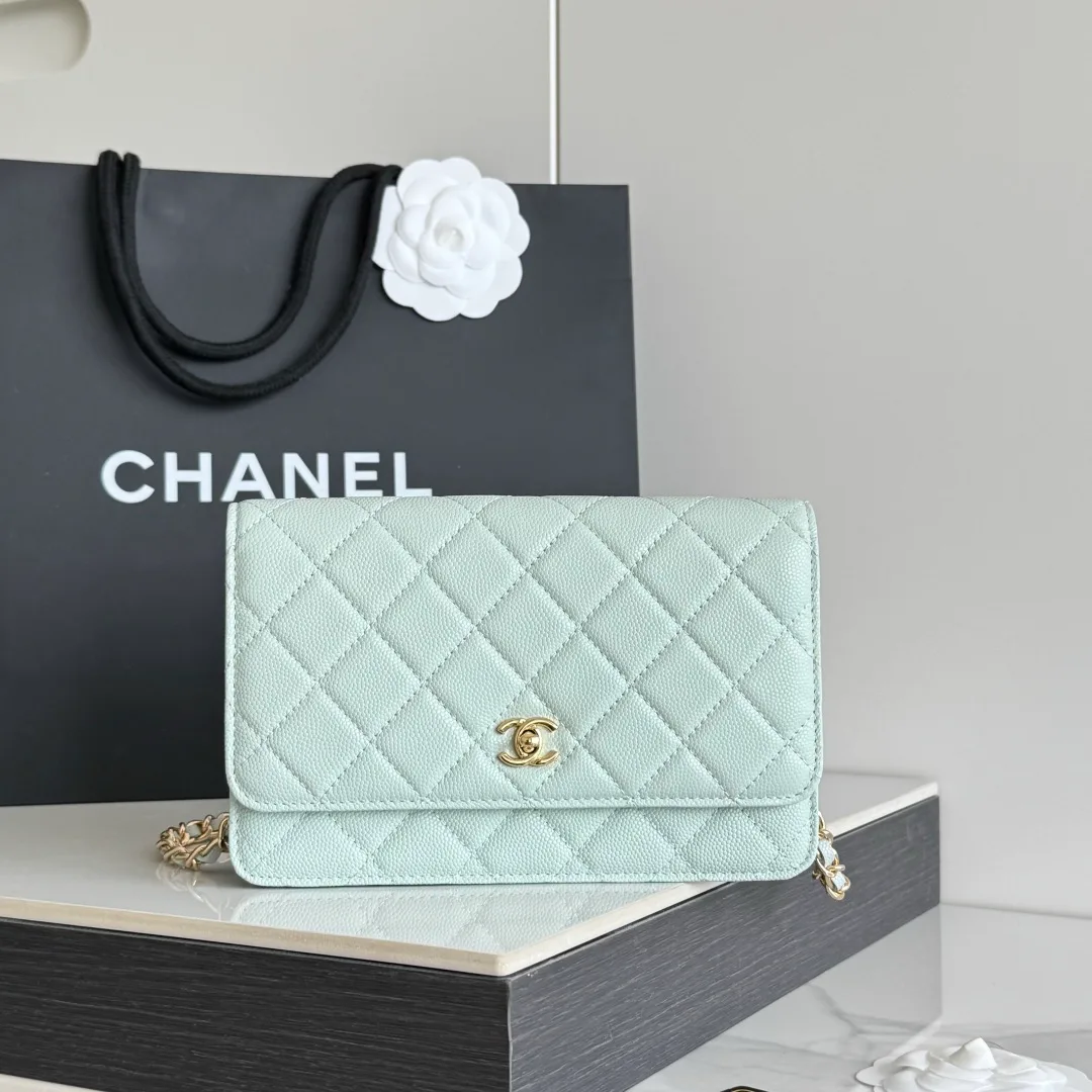 Chanel Calfskin Quilted Clutch in Green · view 2