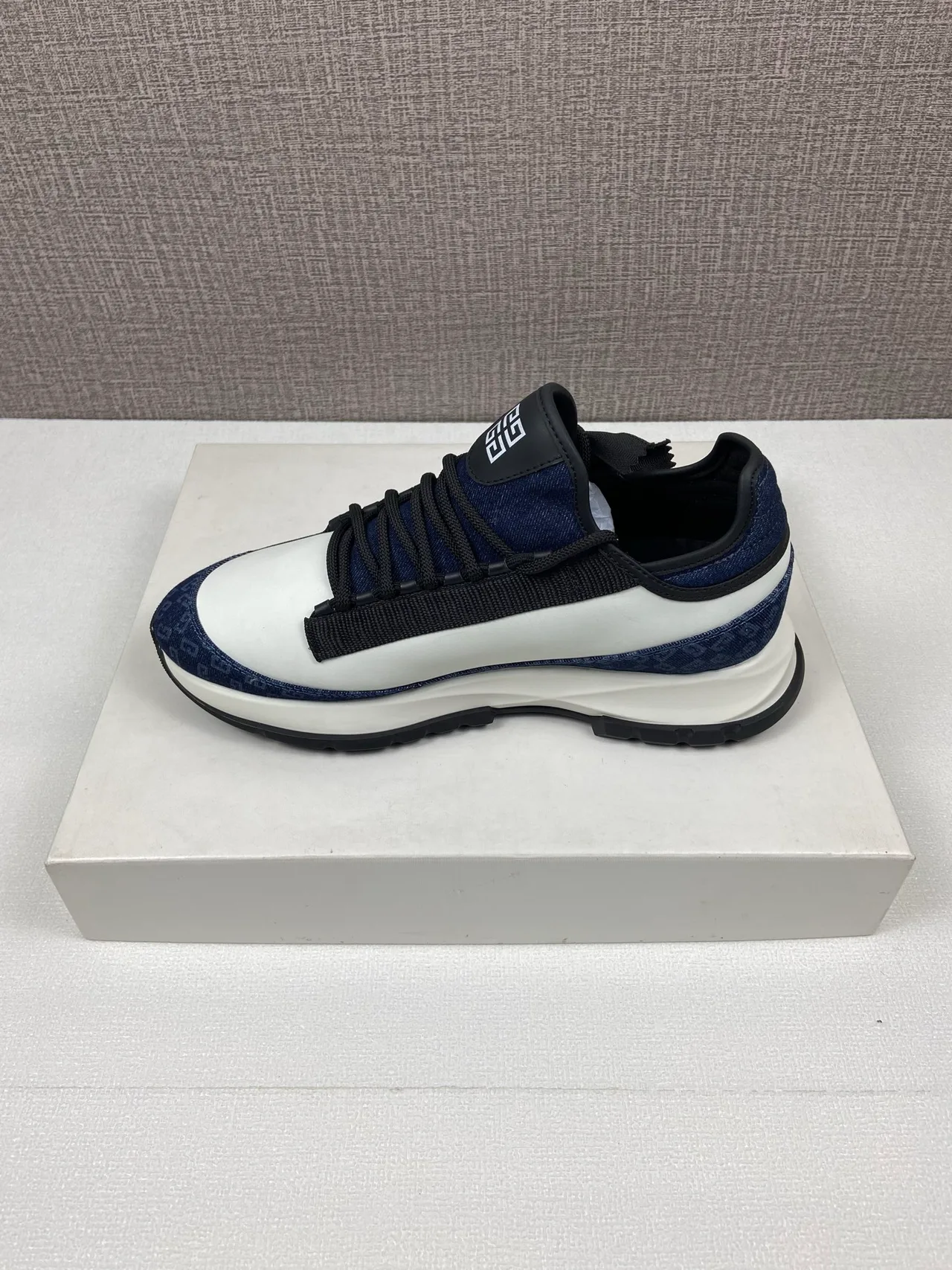 Givenchy Sneakers in White · view 8