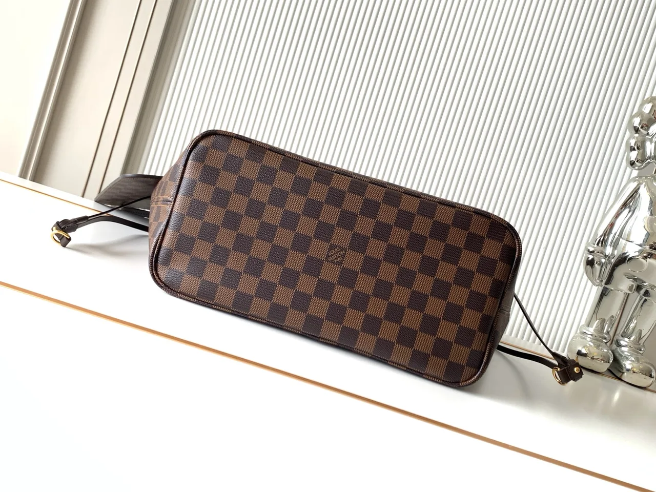 Louis Vuitton Neverfull Tote in Brown · view 4