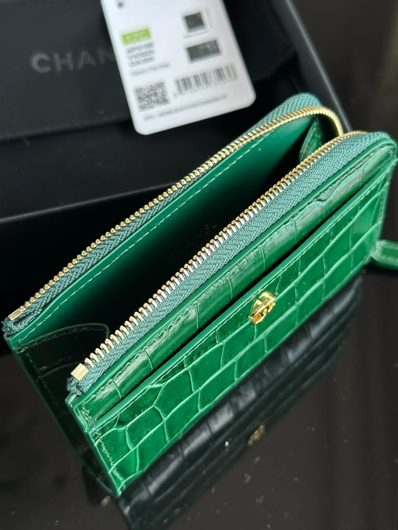 Chanel Glossy Wallet in Green · view 8