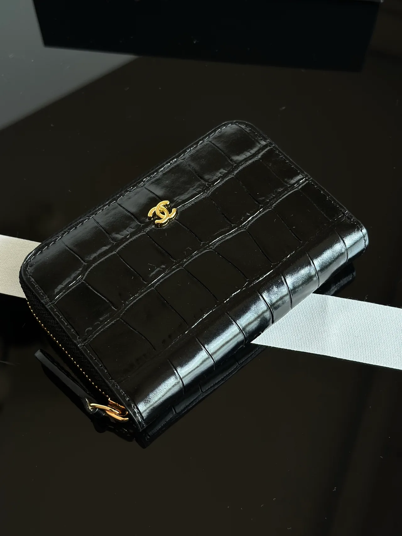 Chanel Glossy Wallet in Black · view 3