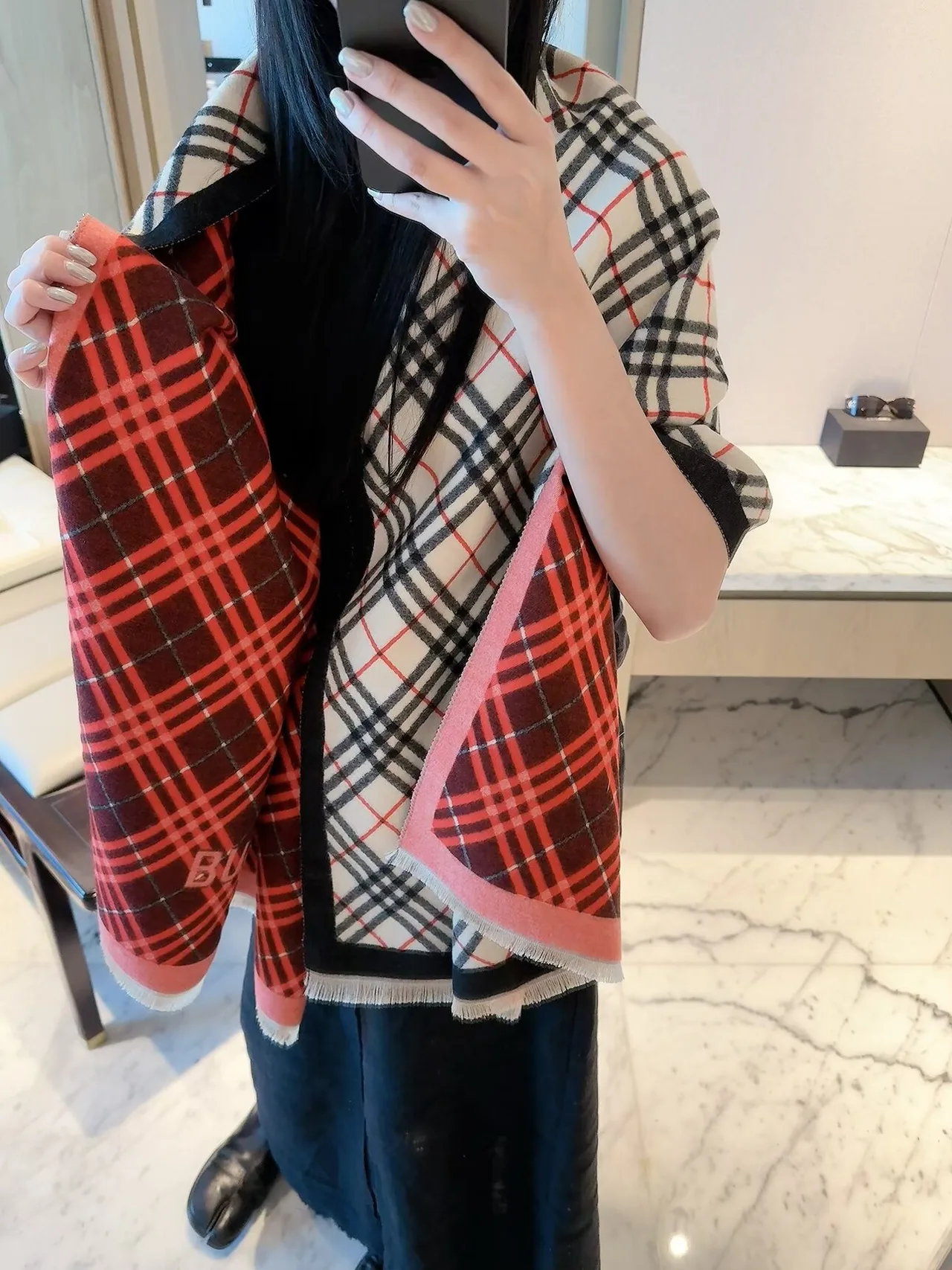 Burberry Reversible check scarf in Beige · view 6