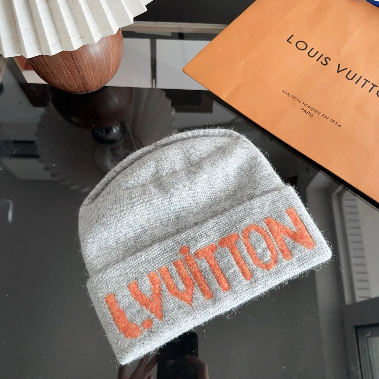 Louis Vuitton Beanie in Grey · view 5