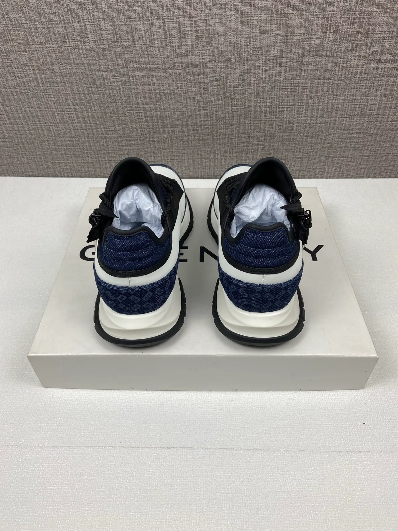 Givenchy Sneakers in White · view 3