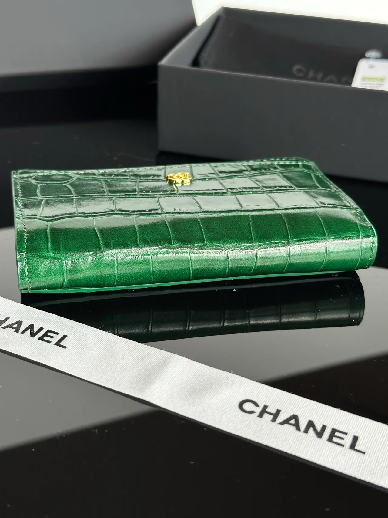 Chanel Glossy Wallet in Green · view 5