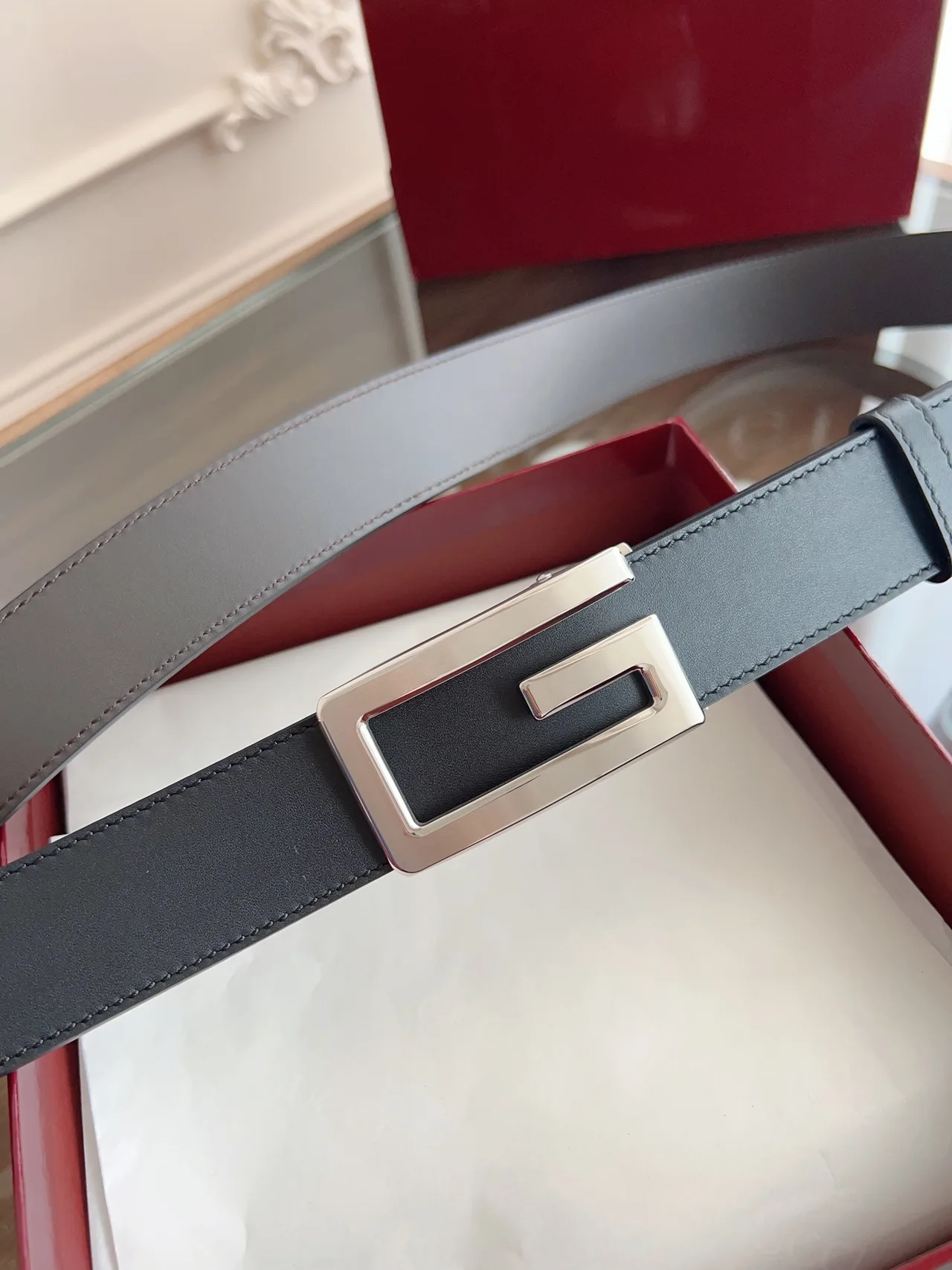 Gucci Cowhide Reversible Automatic Belt in Black · view 2