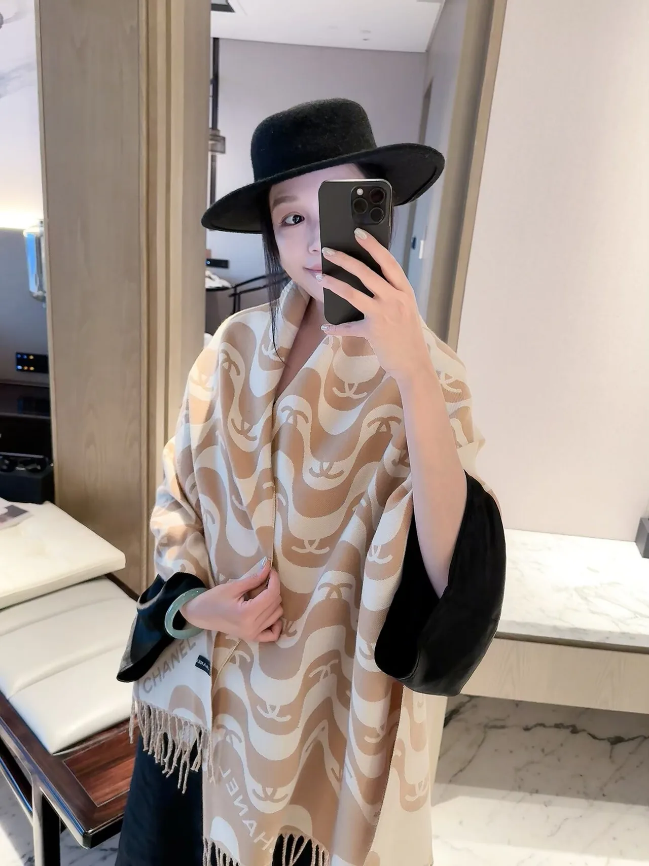 Chanel Wave CC fringed scarf in Beige & Burgundy · view 3