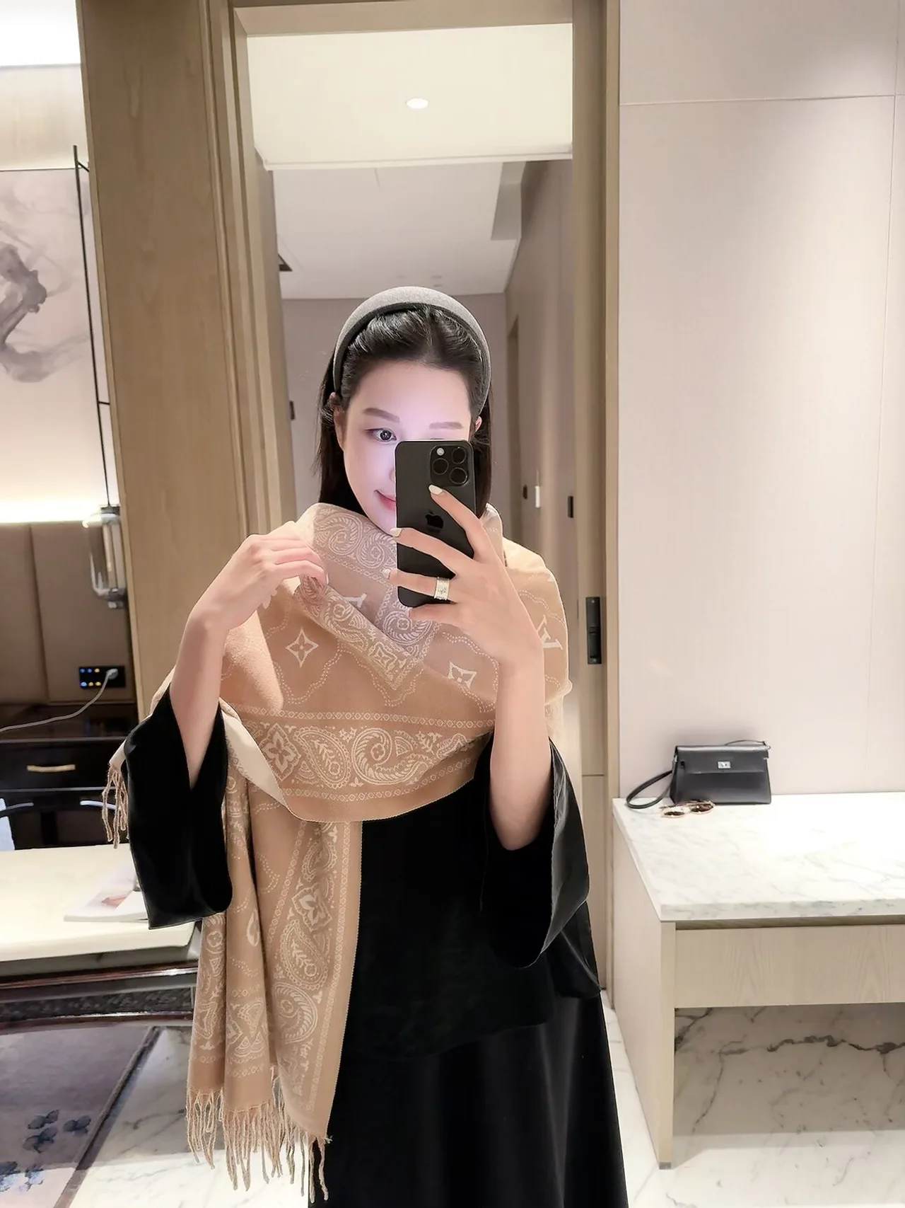 Louis Vuitton Jacquard Scarf in Pink & Grey & Beige · view 5