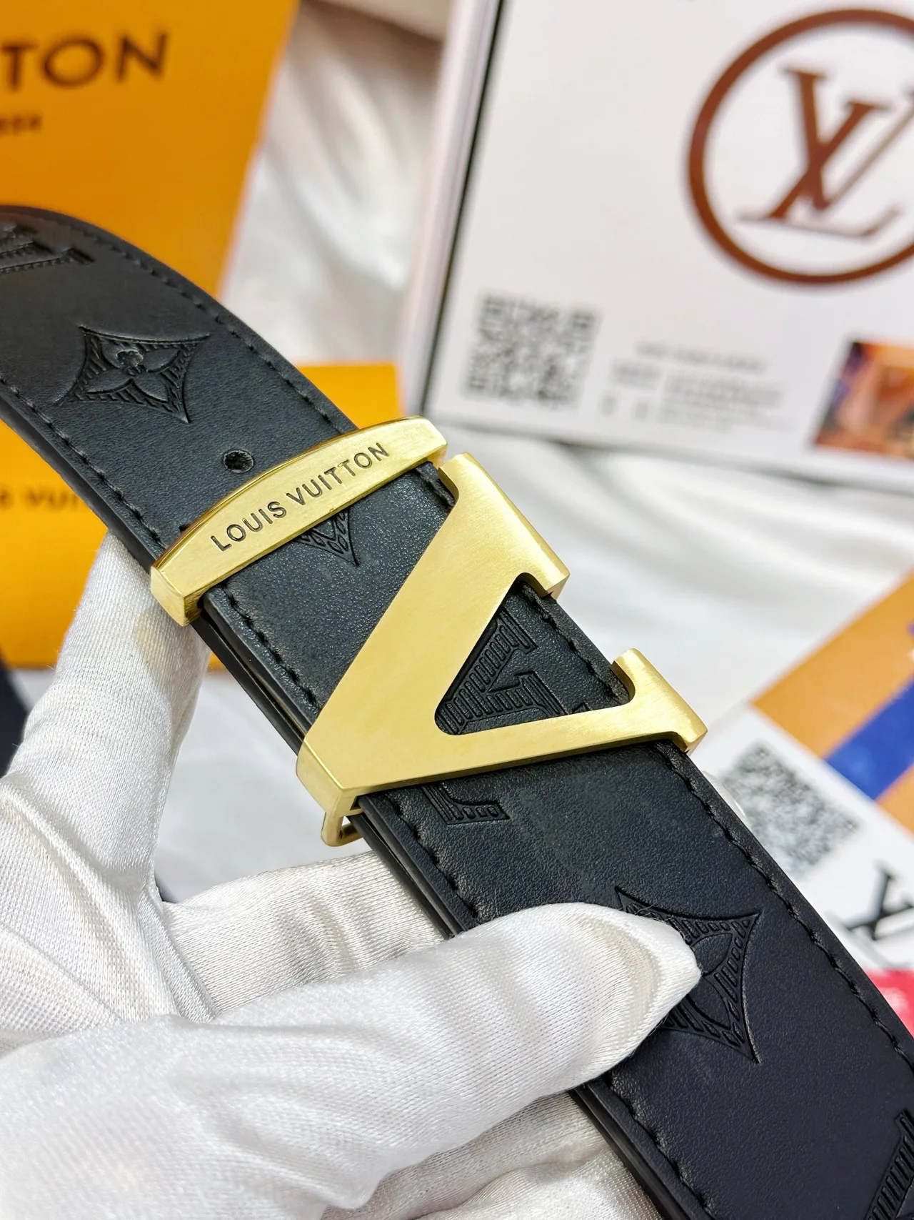 Louis Vuitton LV monogram buckle belt in Black · view 8