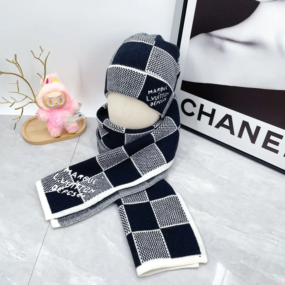 Louis Vuitton Wool Cashmere Checkerboard hat and scarf set in Black · view 3