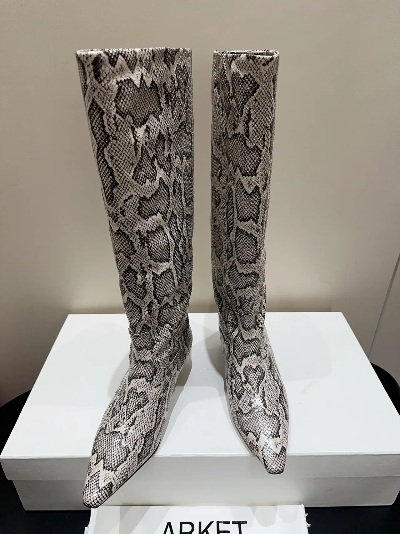 Arket Cowhide Sheepskin Pointed-Toe Knee-High Boots in Grey · view 2